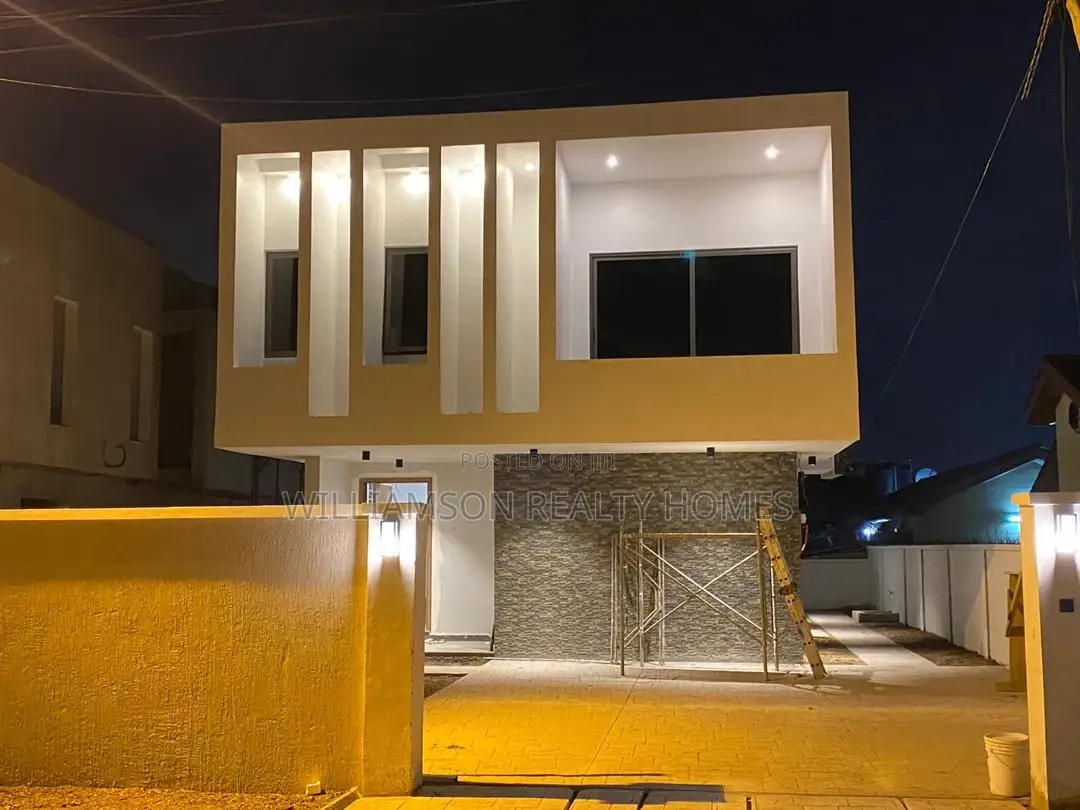 4bdrm Duplex in Community 18 Estate, Spintex for Sale