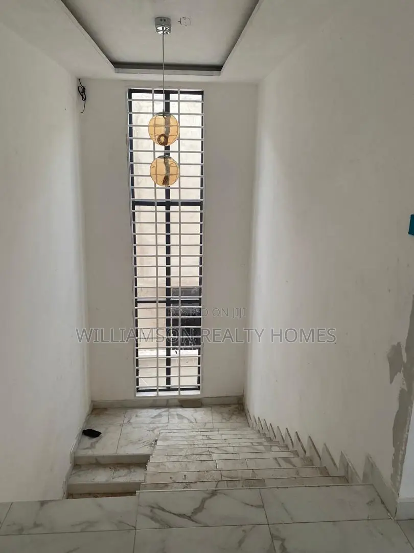 4bdrm Duplex in Community 18 Estate, Spintex for Sale