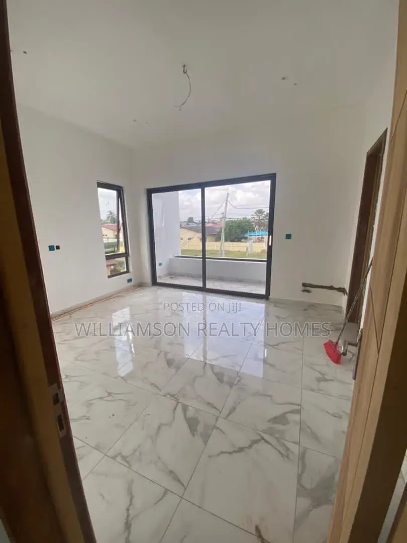 4bdrm Duplex in Community 18 Estate, Spintex for Sale