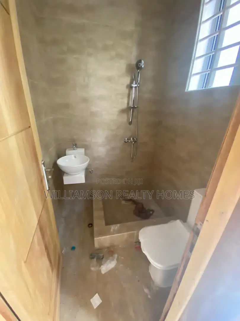 4bdrm Duplex in Community 18 Estate, Spintex for Sale