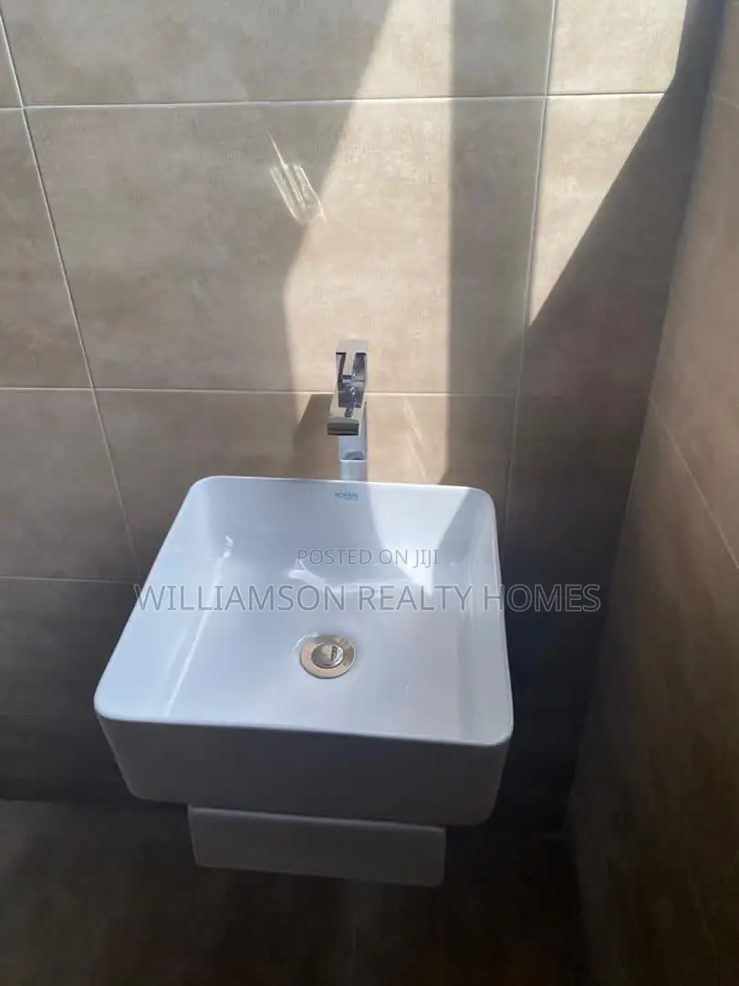 4bdrm Duplex in Community 18 Estate, Spintex for Sale