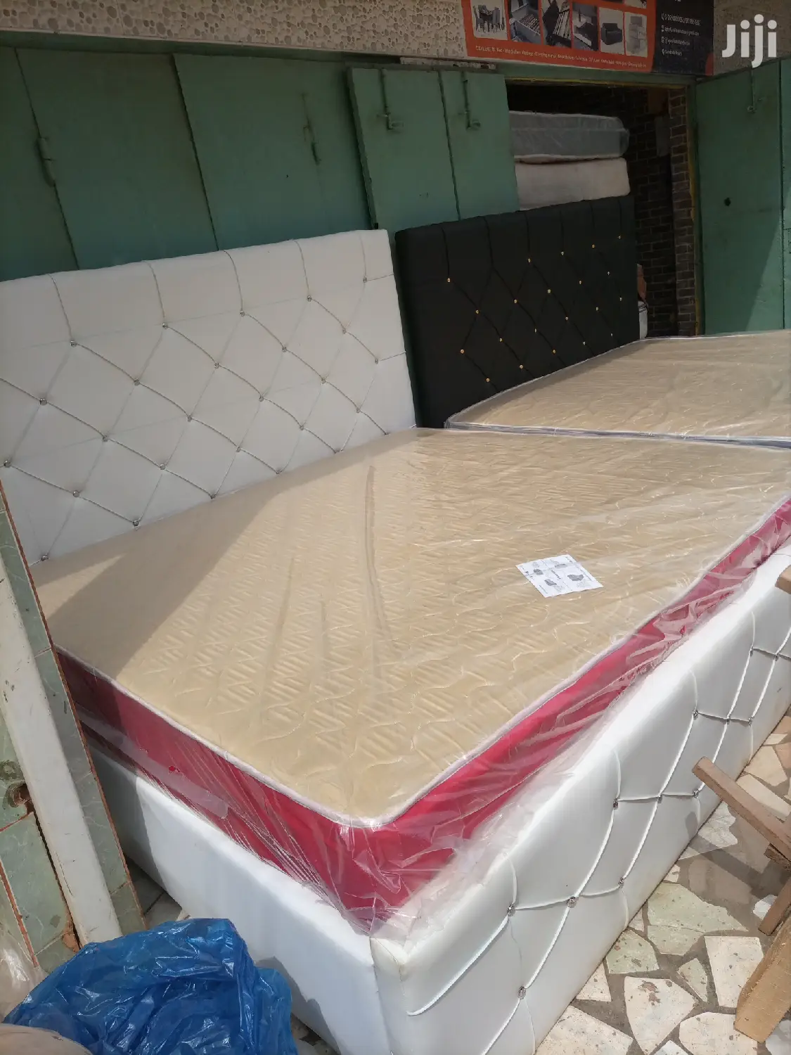 Pure White Kings Ved With Mattress