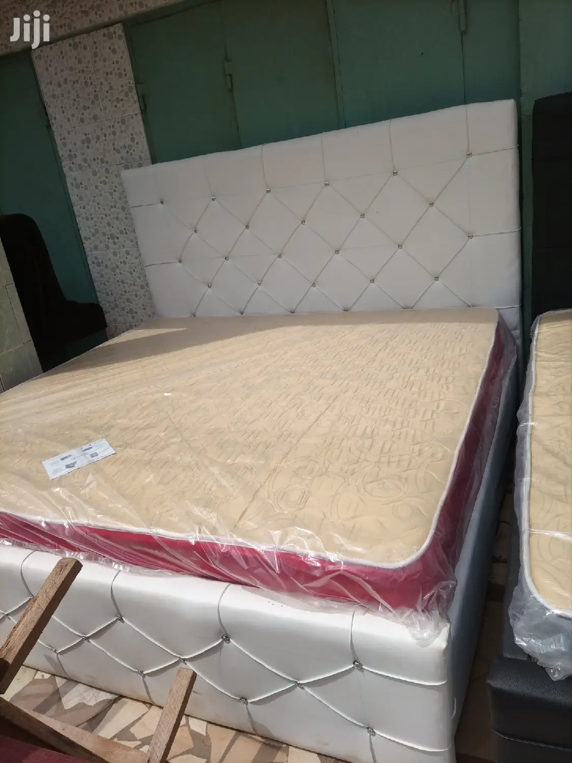 Pure White Kings Ved With Mattress