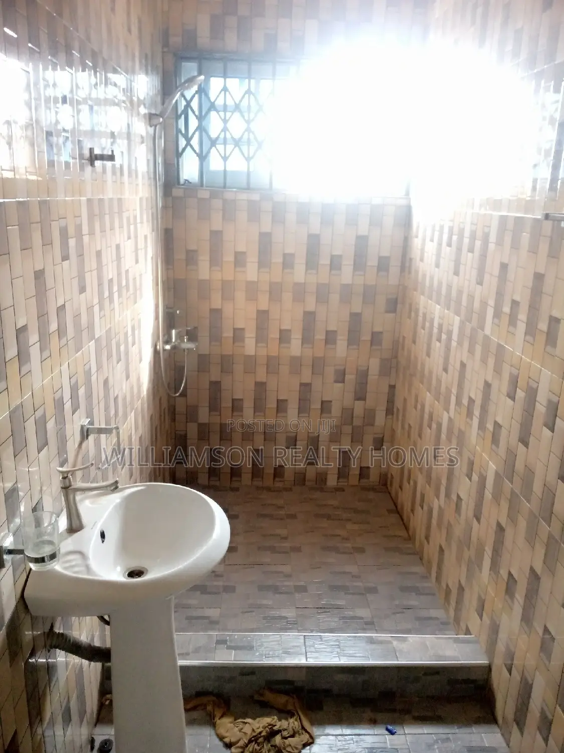 6bdrm Duplex in Hfc Estate, Spintex for rent