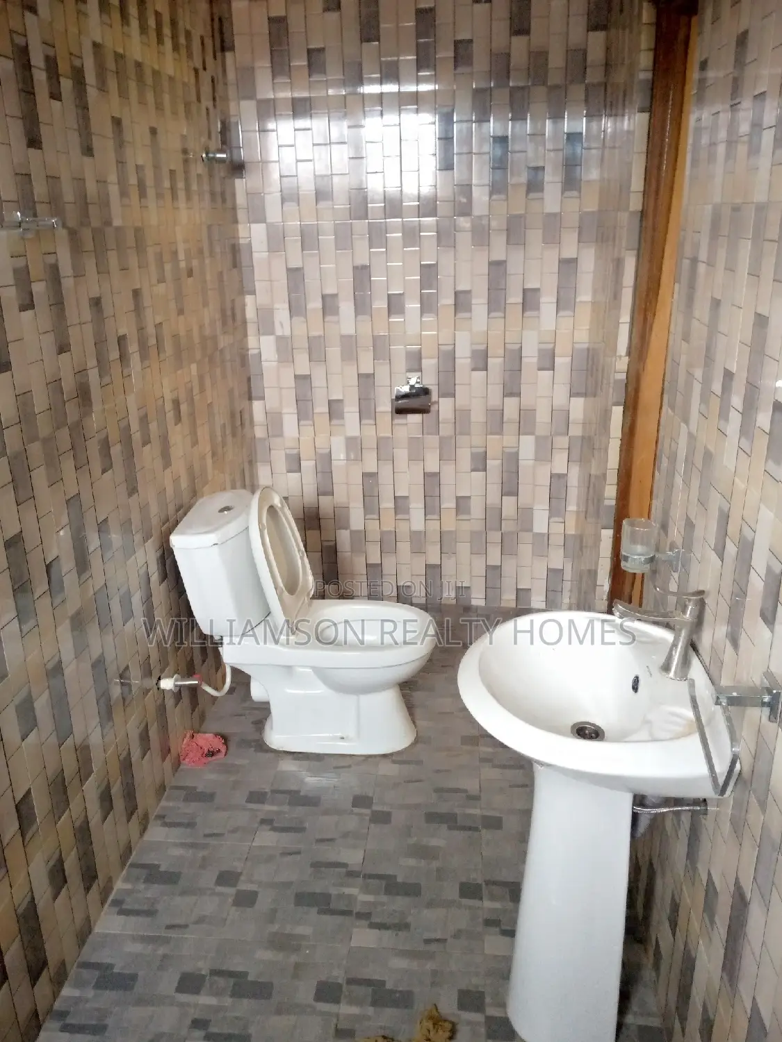 6bdrm Duplex in Hfc Estate, Spintex for rent
