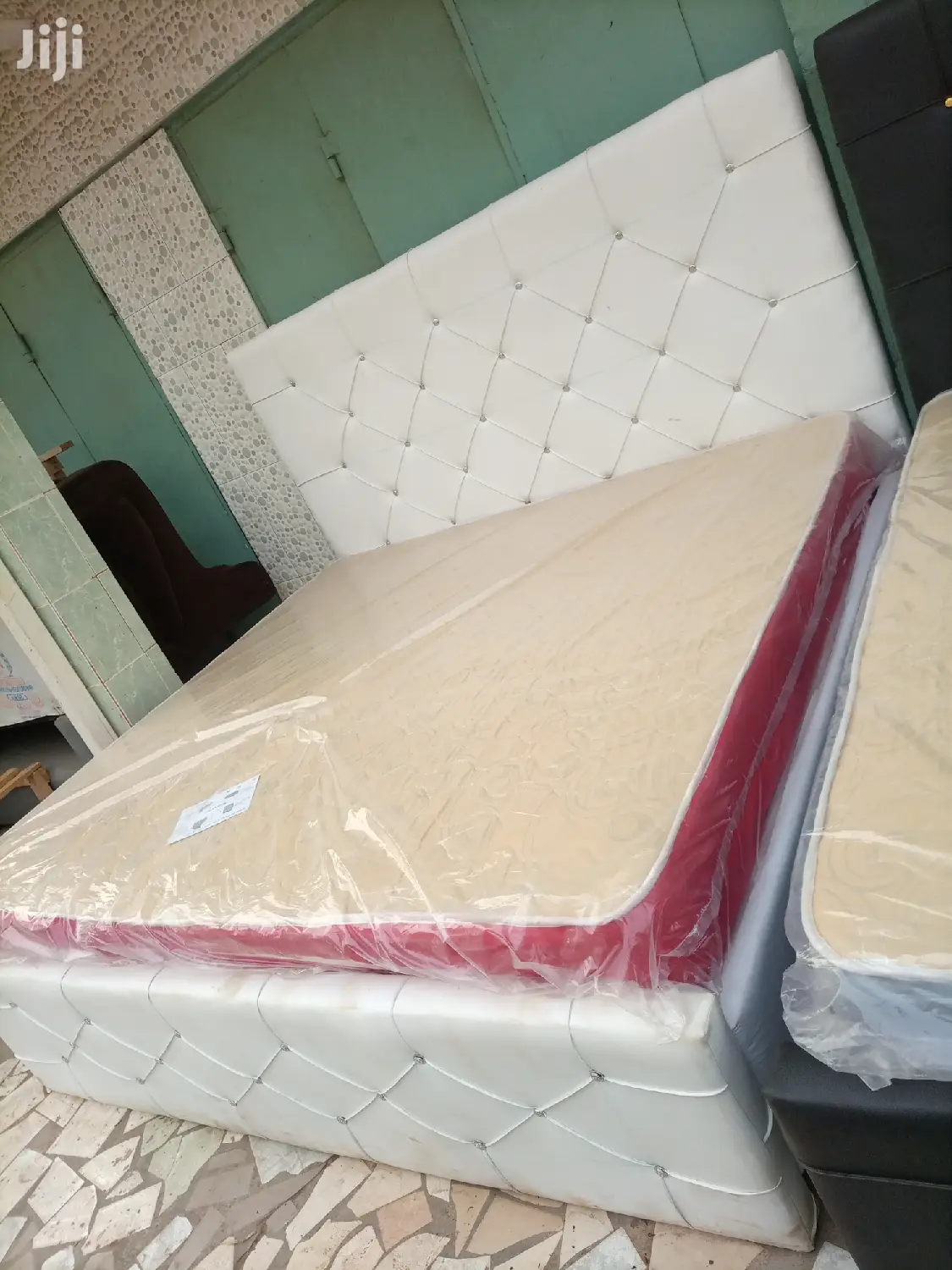 Clsical Kingsize Bed With Matress . Free Delivery