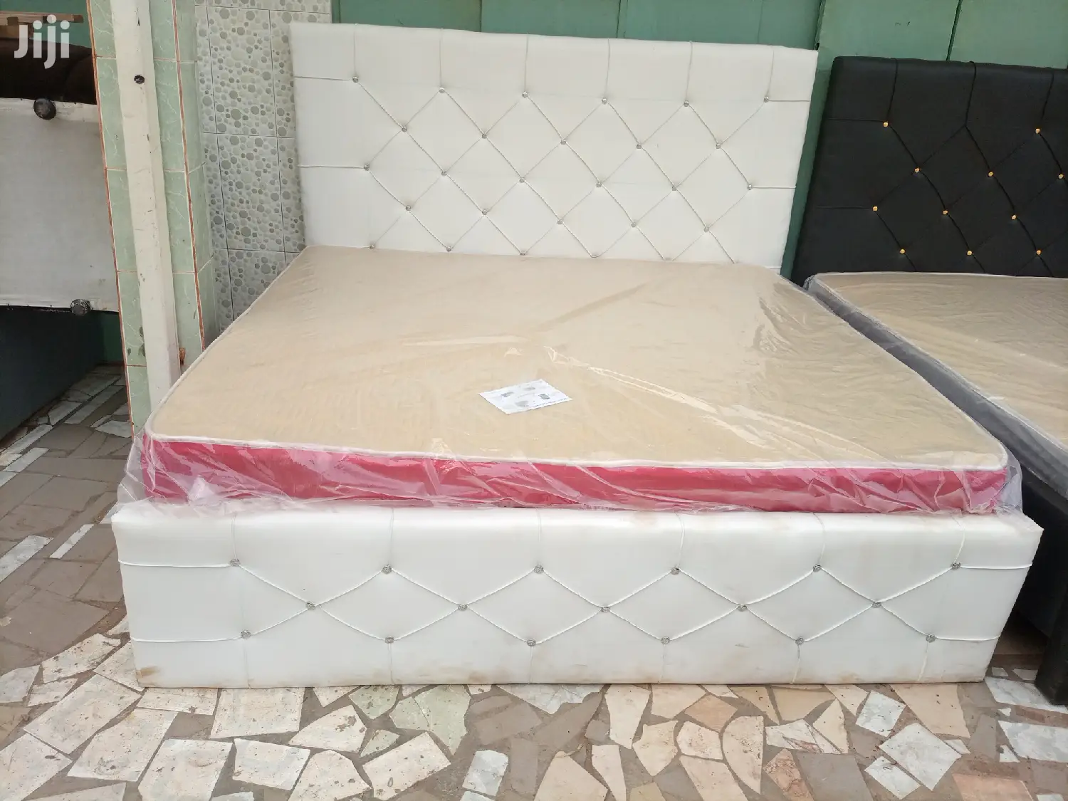 Clsical Kingsize Bed With Matress . Free Delivery
