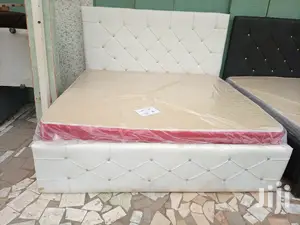 Clsical Kingsize Bed With Matress . Free Delivery