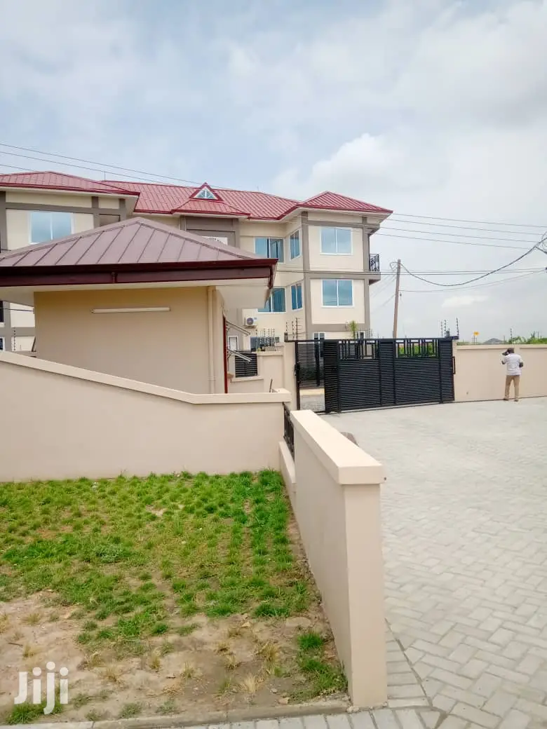 3bdrm House in Emerald Courts, Tema Metropolitan for rent