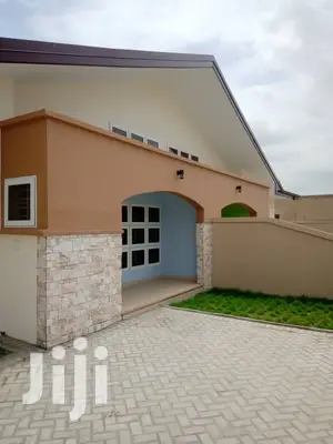 3bdrm House in Emerald Courts, Tema Metropolitan for rent