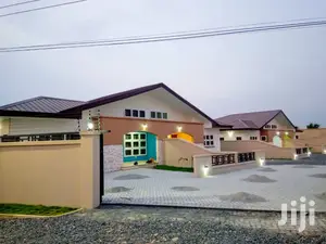 3bdrm House in Emerald Courts, Tema Metropolitan for rent