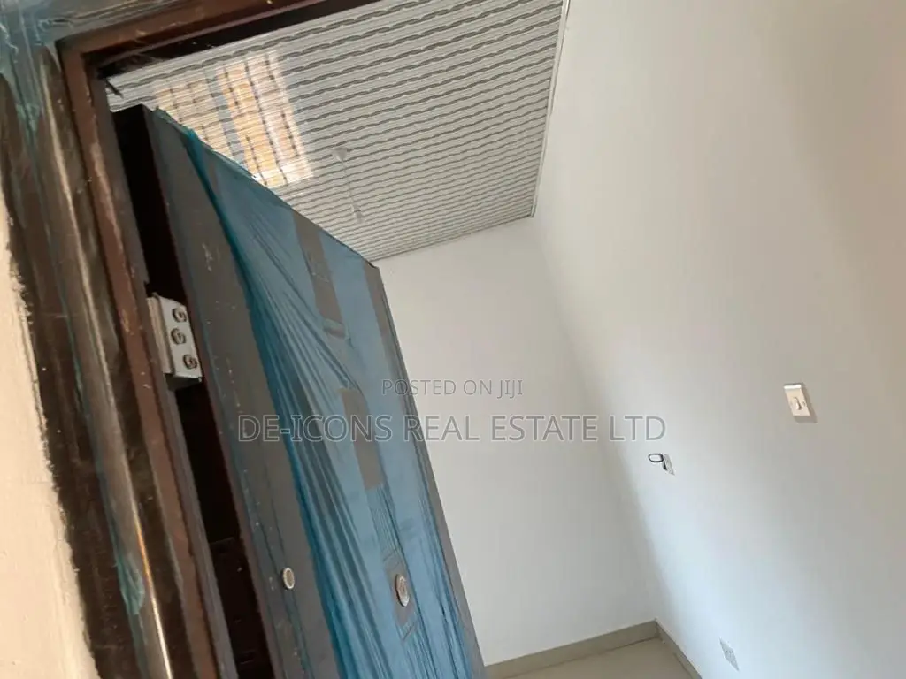 5bdrm House in De-Icons Real Estate, Awutu Senya East Municipal