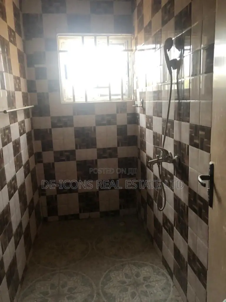 5bdrm House in De-Icons Real Estate, Awutu Senya East Municipal