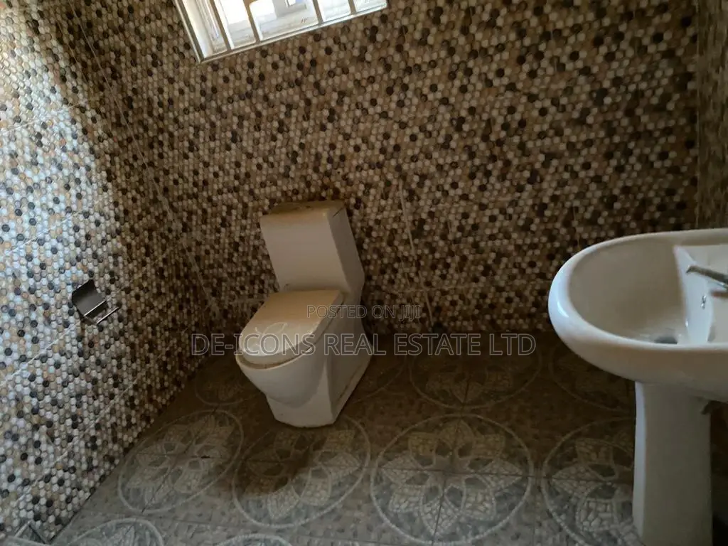 5bdrm House in De-Icons Real Estate, Awutu Senya East Municipal