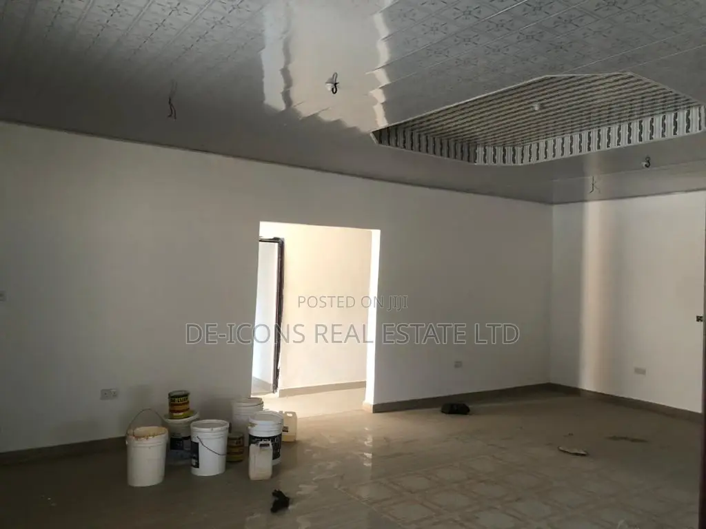 5bdrm House in De-Icons Real Estate, Awutu Senya East Municipal