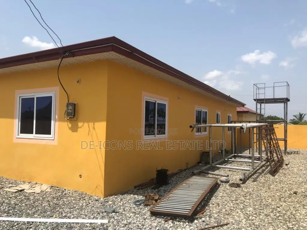 5bdrm House in De-Icons Real Estate, Awutu Senya East Municipal