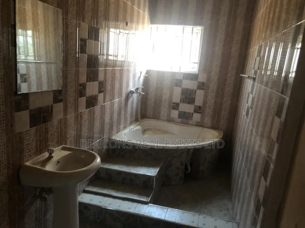 5bdrm House in De-Icons Real Estate, Awutu Senya East Municipal
