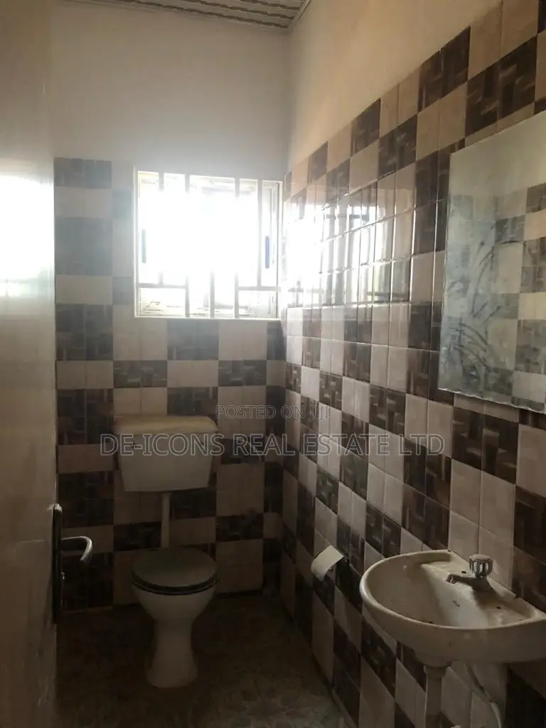 5bdrm House in De-Icons Real Estate, Awutu Senya East Municipal