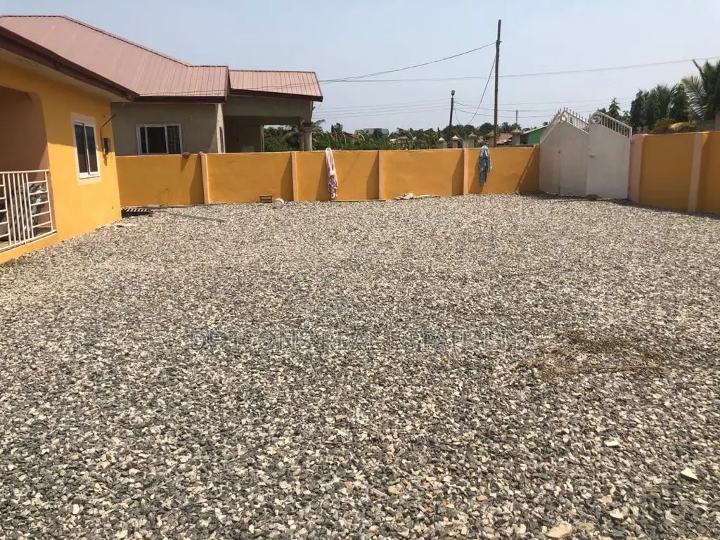 5bdrm House in De-Icons Real Estate, Awutu Senya East Municipal