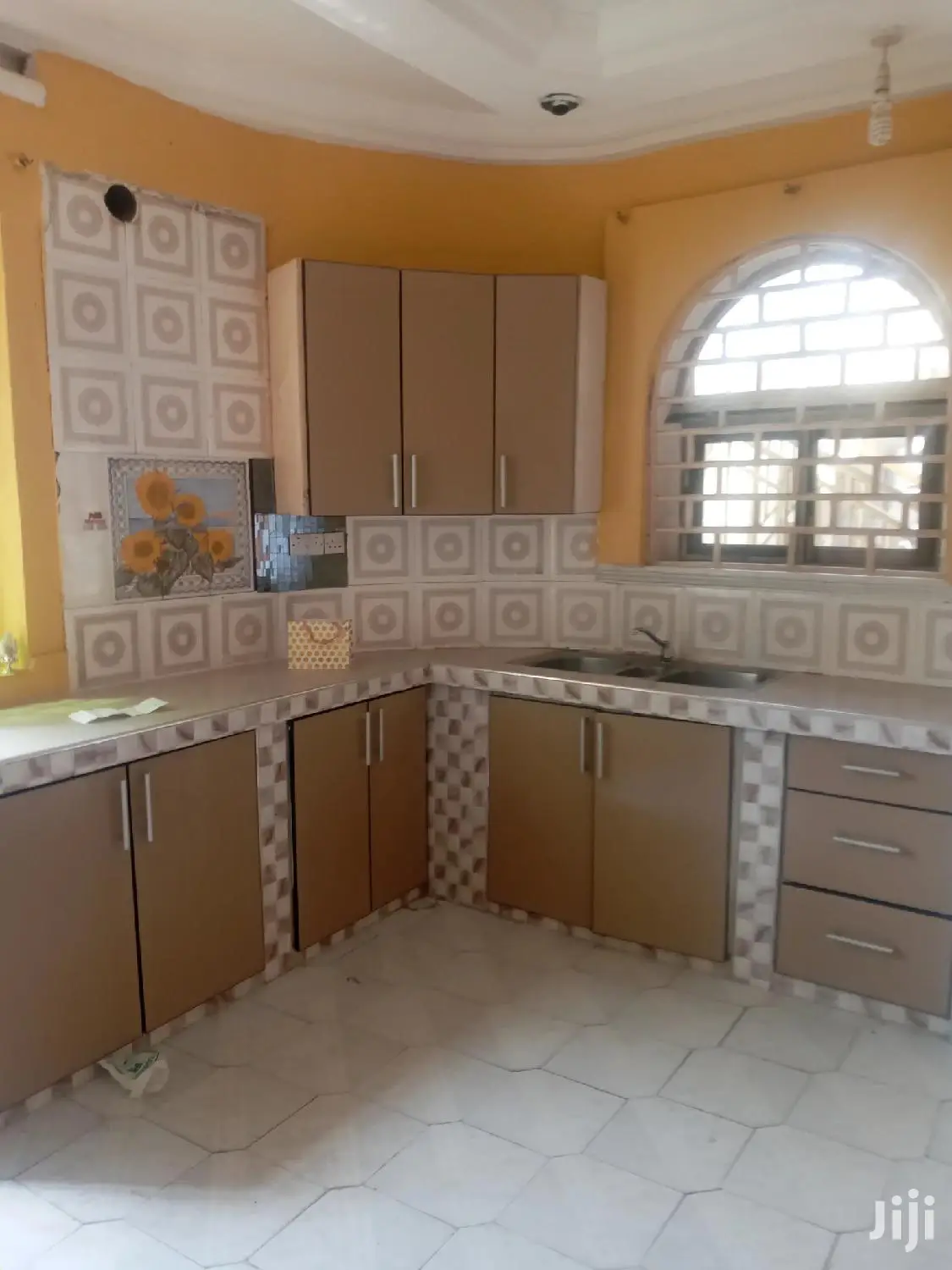 Neat 3-Bedrooms Apartments Dansoman