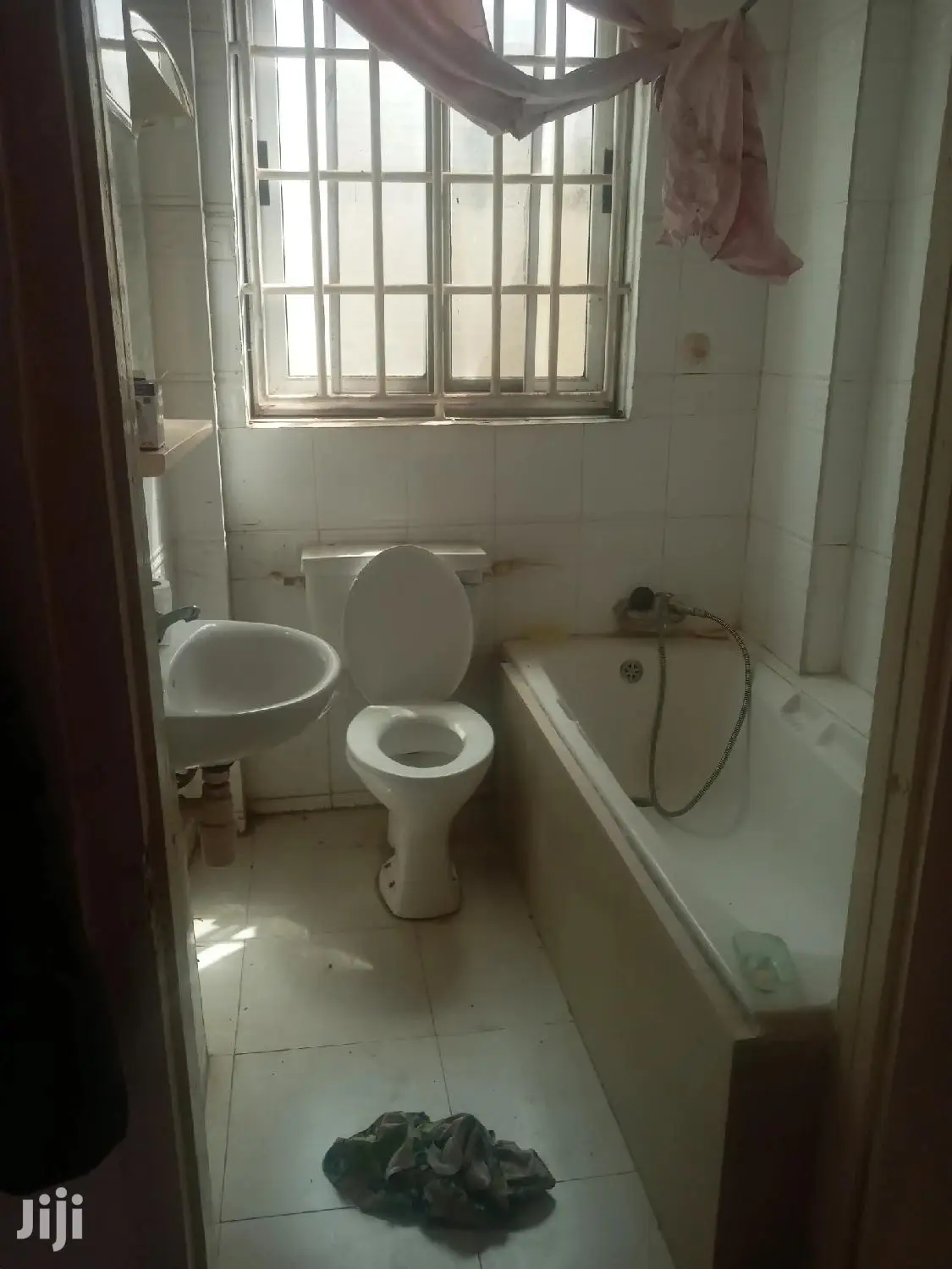 Neat 3-Bedrooms Apartments Dansoman
