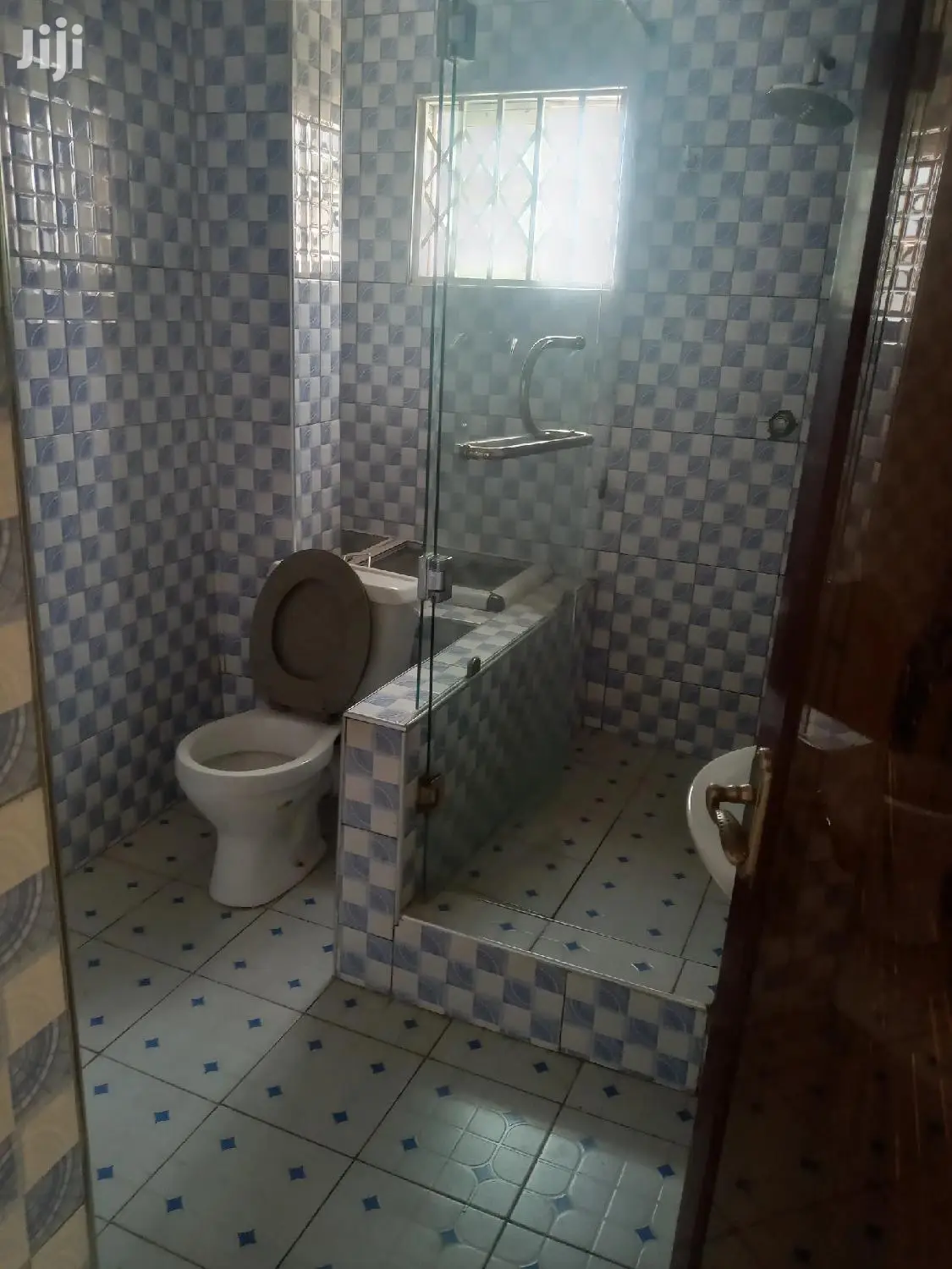 2bdrm Mansion in Control, Dansoman for rent