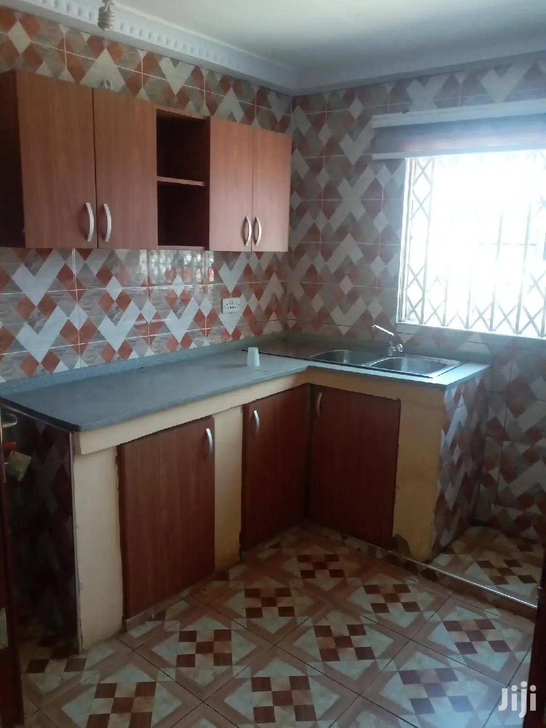 2bdrm Mansion in Control, Dansoman for rent