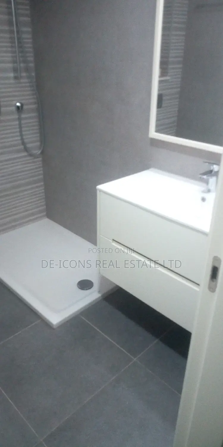 3bdrm Duplex in De-Icons Real Estate, Awutu Senya East Municipal