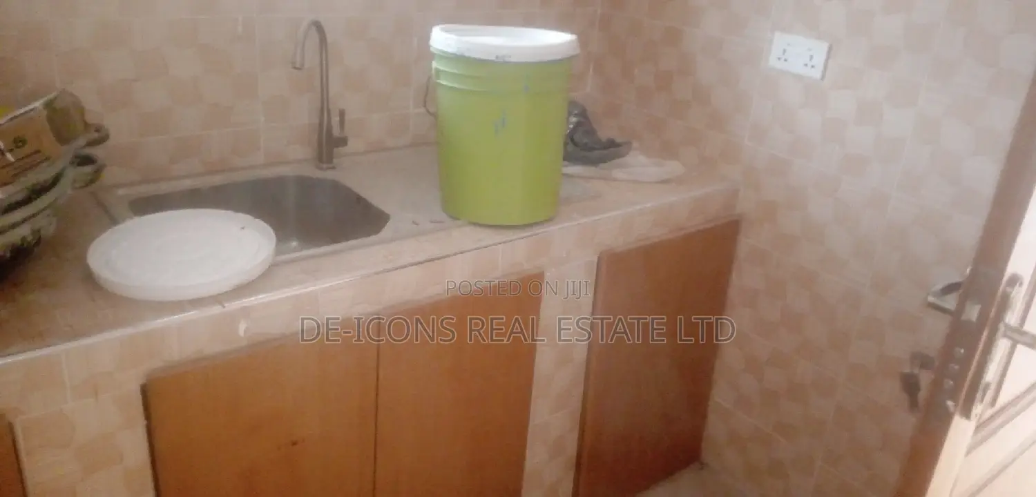 1bdrm Duplex in De-Icons Real Estate, Awutu Senya East Municipal
