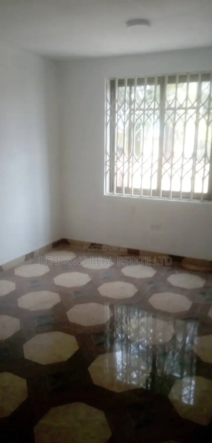 1bdrm Duplex in De-Icons Real Estate, Awutu Senya East Municipal