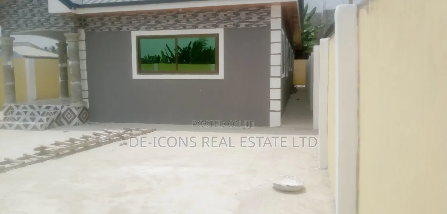 3bdrm House in De-Icons Real Estate, Awutu Senya East Municipal