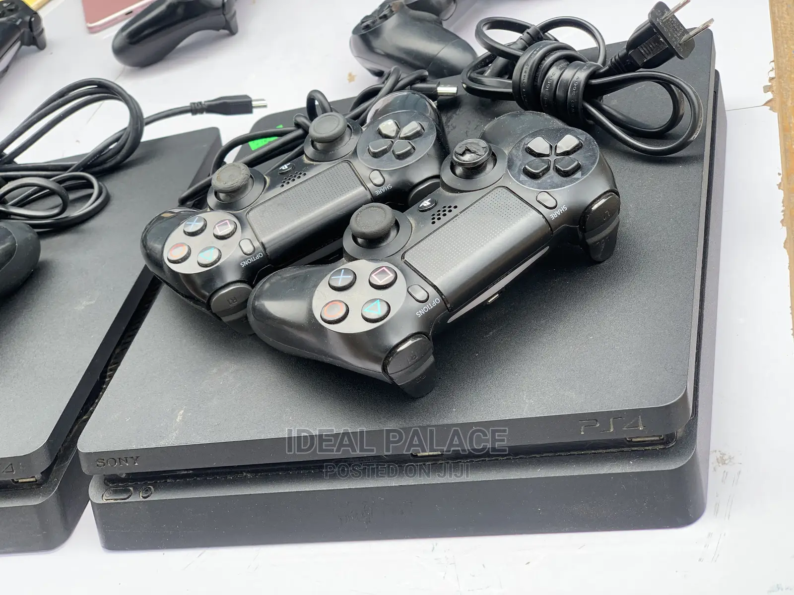 Playstation 4 Slim and Standard