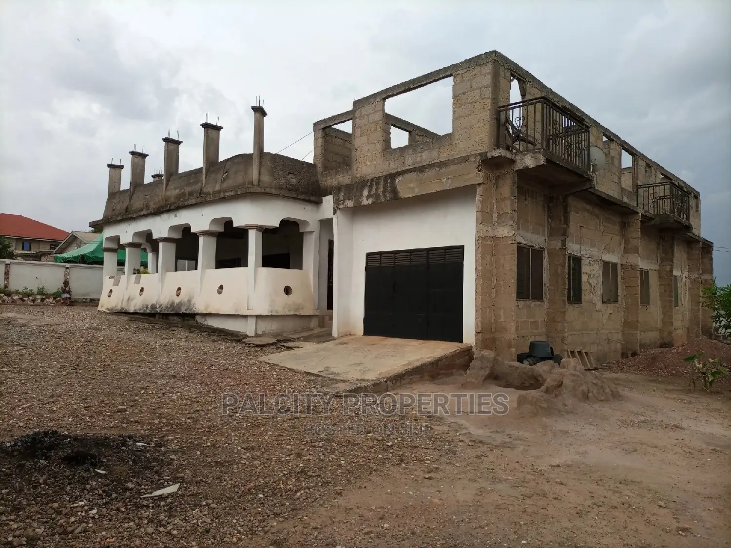 Seventeen (17) Bedrooms House for Sale in Santasi