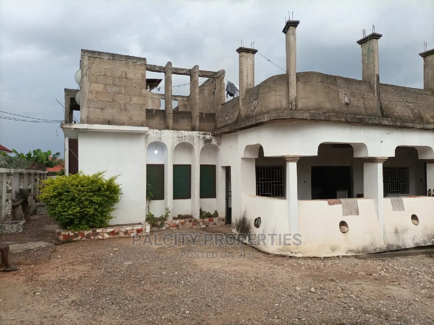 Seventeen (17) Bedrooms House for Sale in Santasi