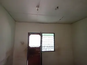 1bdrm House in New Town for rent