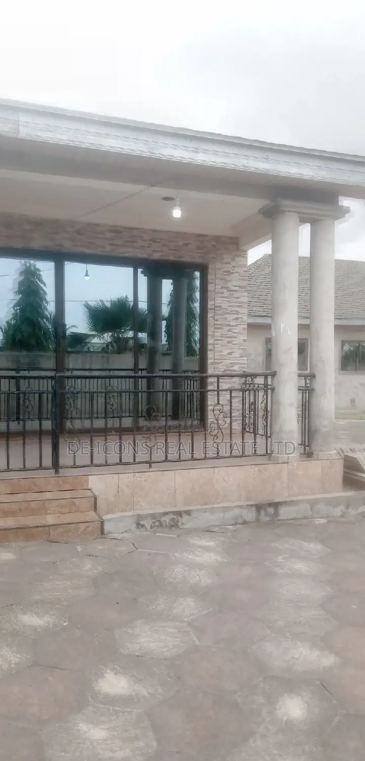 5bdrm Duplex in De-Icons Real Estate, Awutu Senya East Municipal