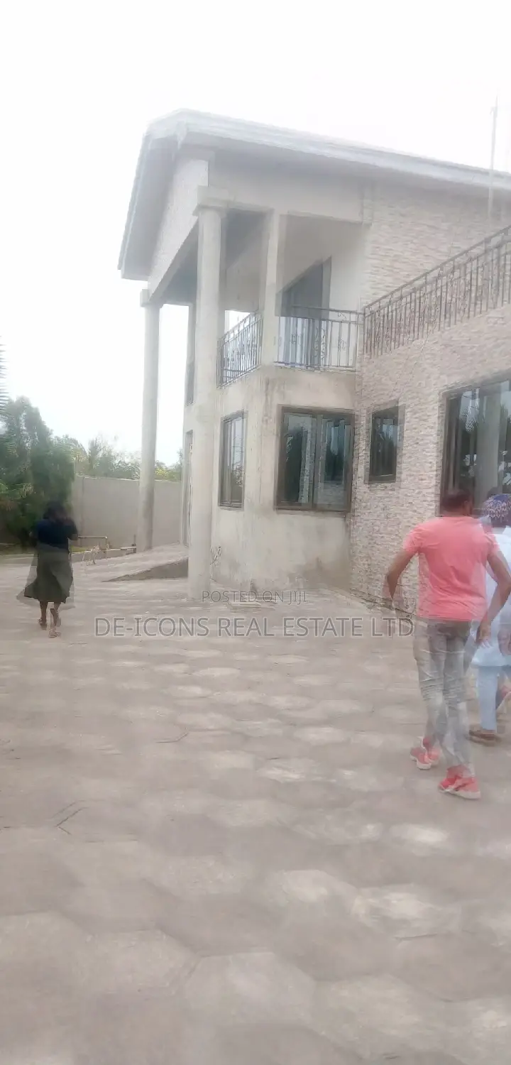 5bdrm Duplex in De-Icons Real Estate, Awutu Senya East Municipal