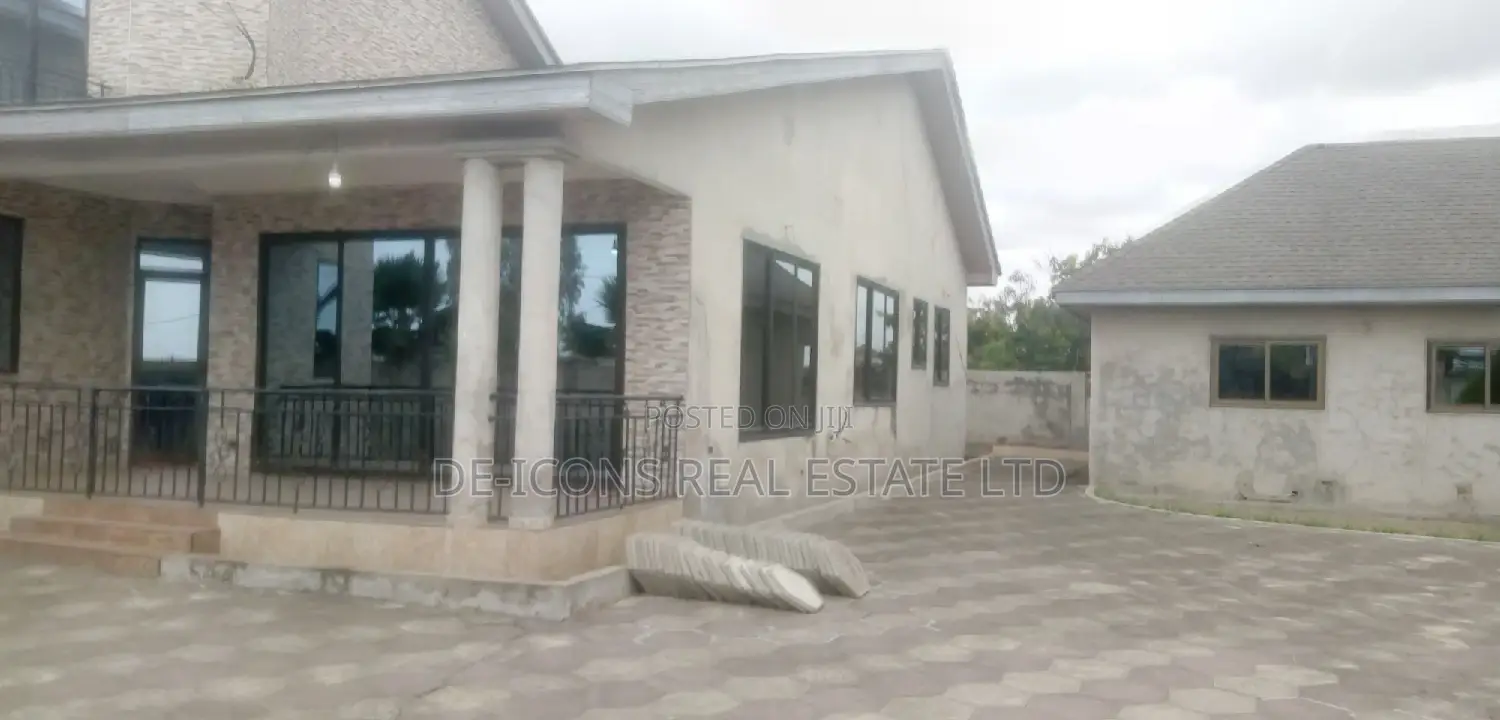 5bdrm Duplex in De-Icons Real Estate, Awutu Senya East Municipal