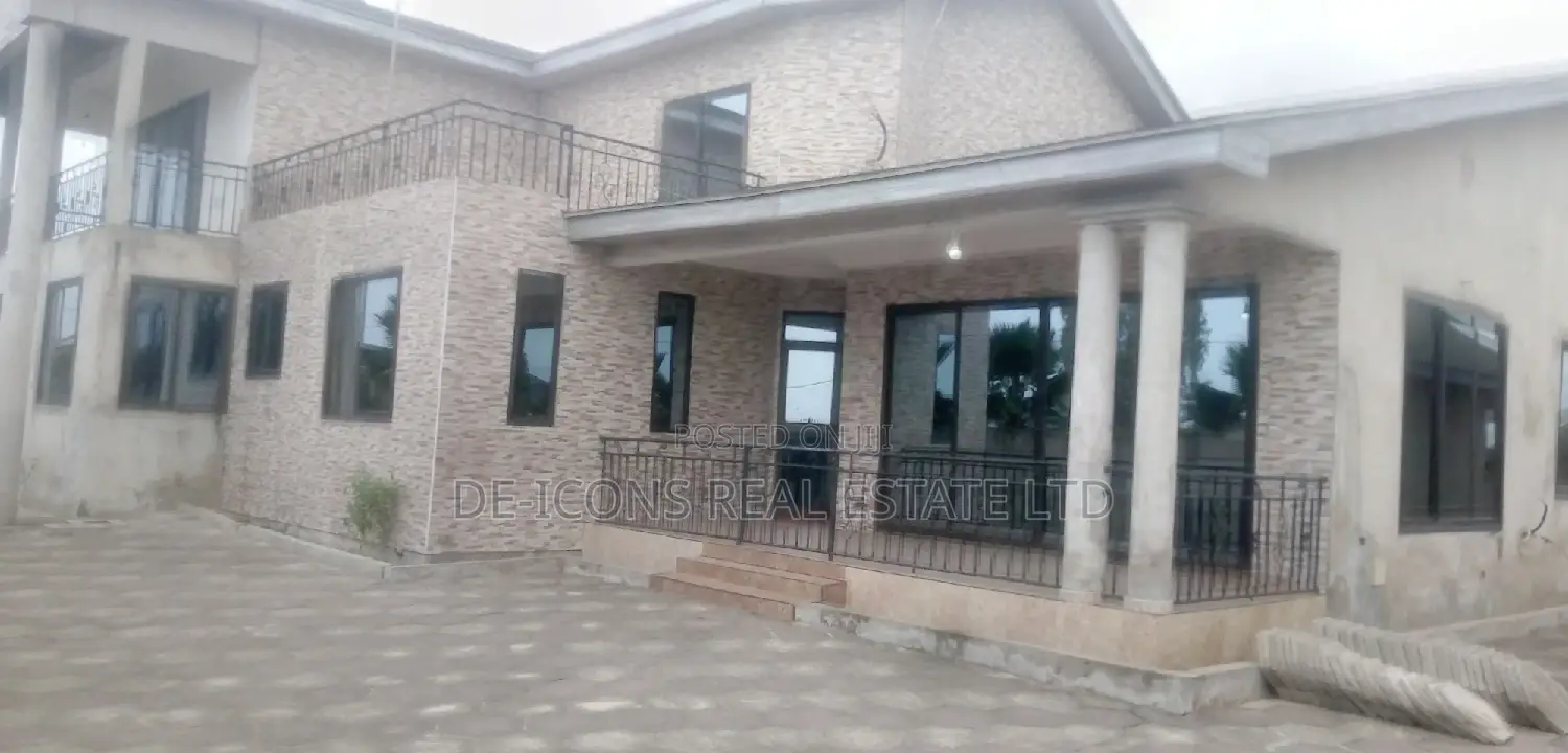 5bdrm Duplex in De-Icons Real Estate, Awutu Senya East Municipal