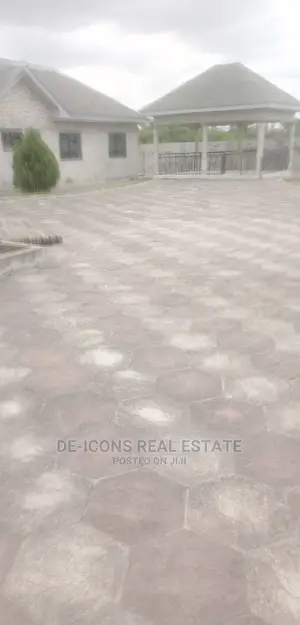 5bdrm Duplex in De-Icons Real Estate, Awutu Senya East Municipal