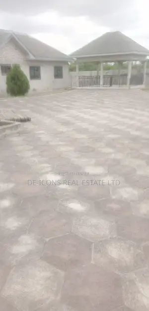 5bdrm Duplex in De-Icons Real Estate, Awutu Senya East Municipal