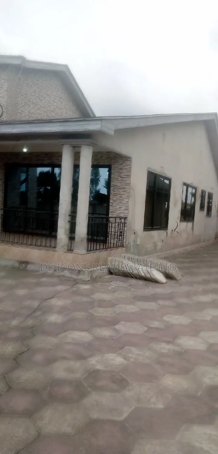 5bdrm Duplex in De-Icons Real Estate, Awutu Senya East Municipal