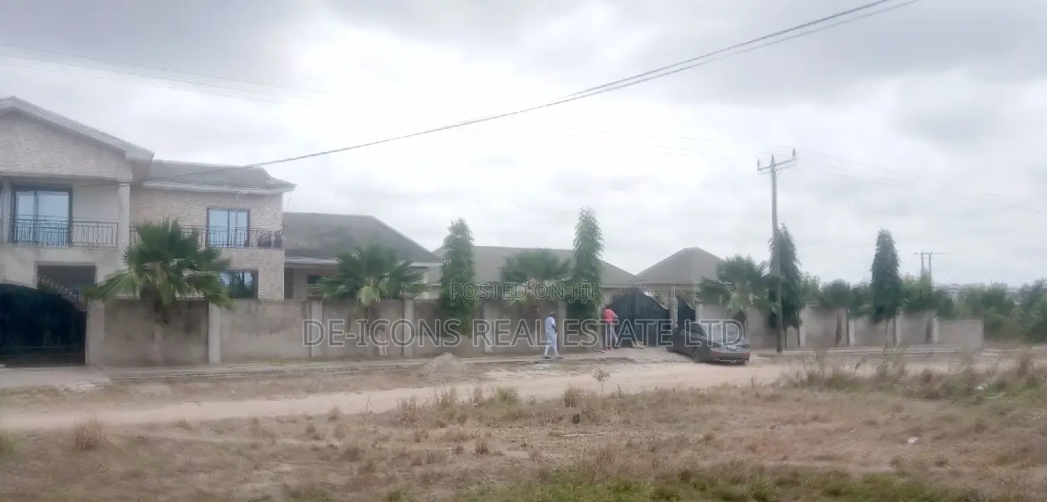 5bdrm Duplex in De-Icons Real Estate, Awutu Senya East Municipal