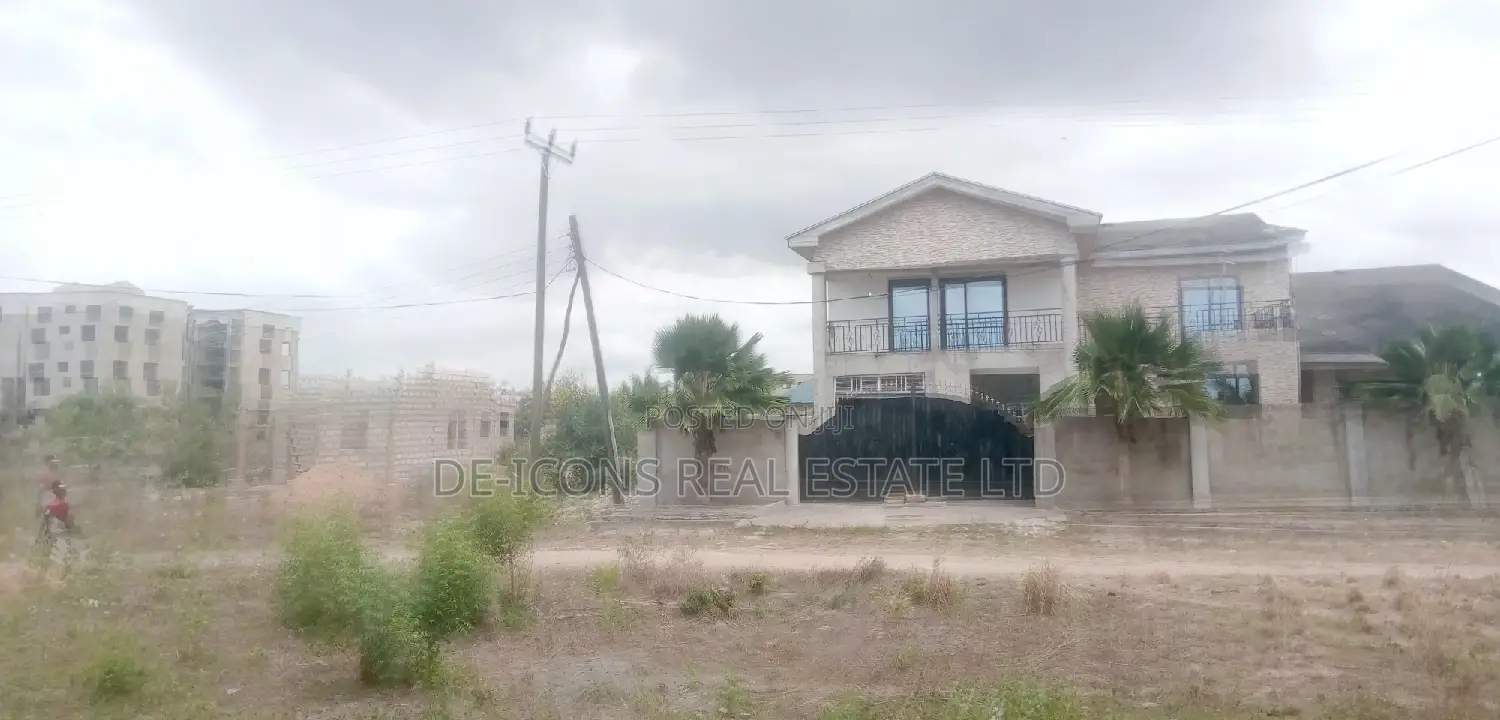 5bdrm Duplex in De-Icons Real Estate, Awutu Senya East Municipal
