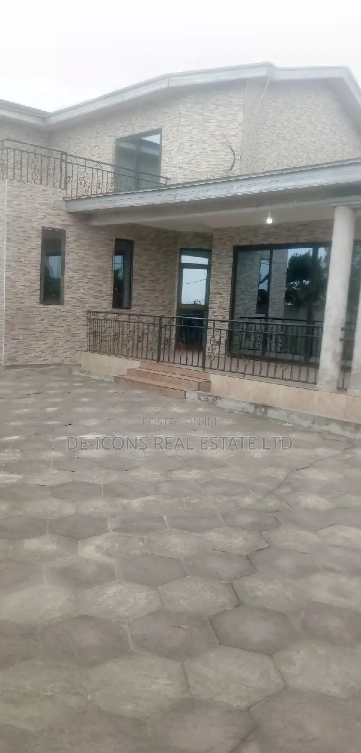 5bdrm Duplex in De-Icons Real Estate, Awutu Senya East Municipal