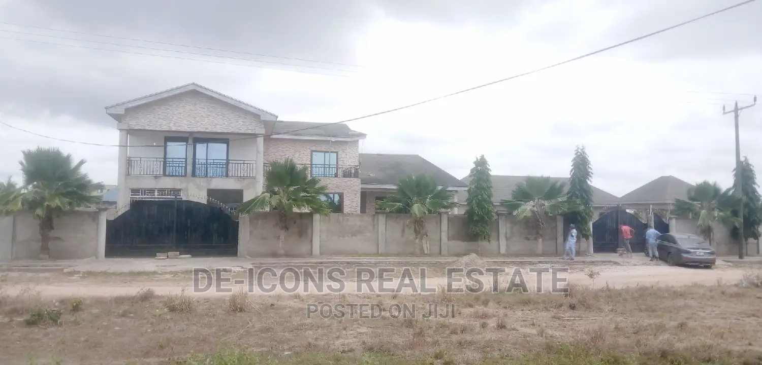 5bdrm Duplex in De-Icons Real Estate, Awutu Senya East Municipal