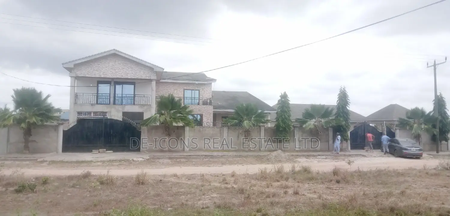 5bdrm Duplex in De-Icons Real Estate, Awutu Senya East Municipal