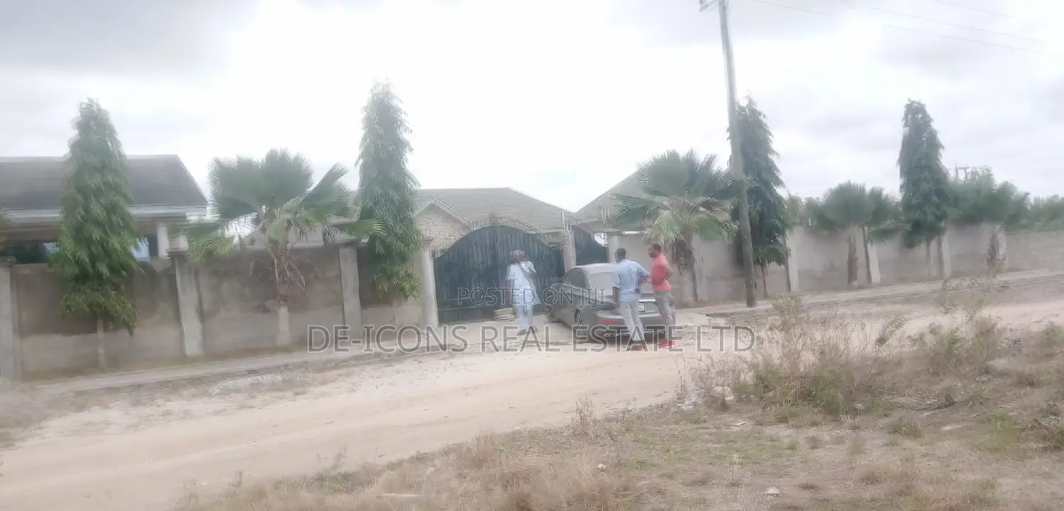5bdrm Duplex in De-Icons Real Estate, Awutu Senya East Municipal
