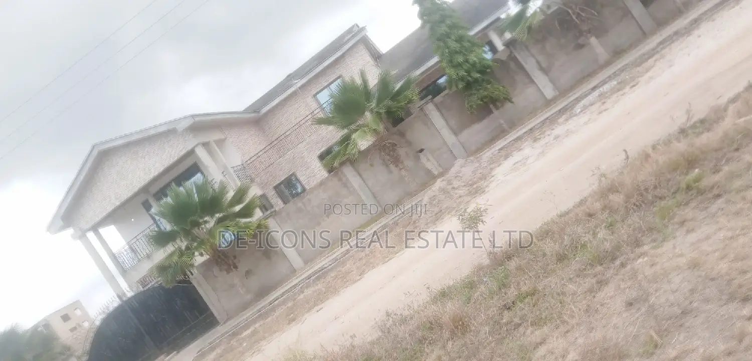 5bdrm Duplex in De-Icons Real Estate, Awutu Senya East Municipal