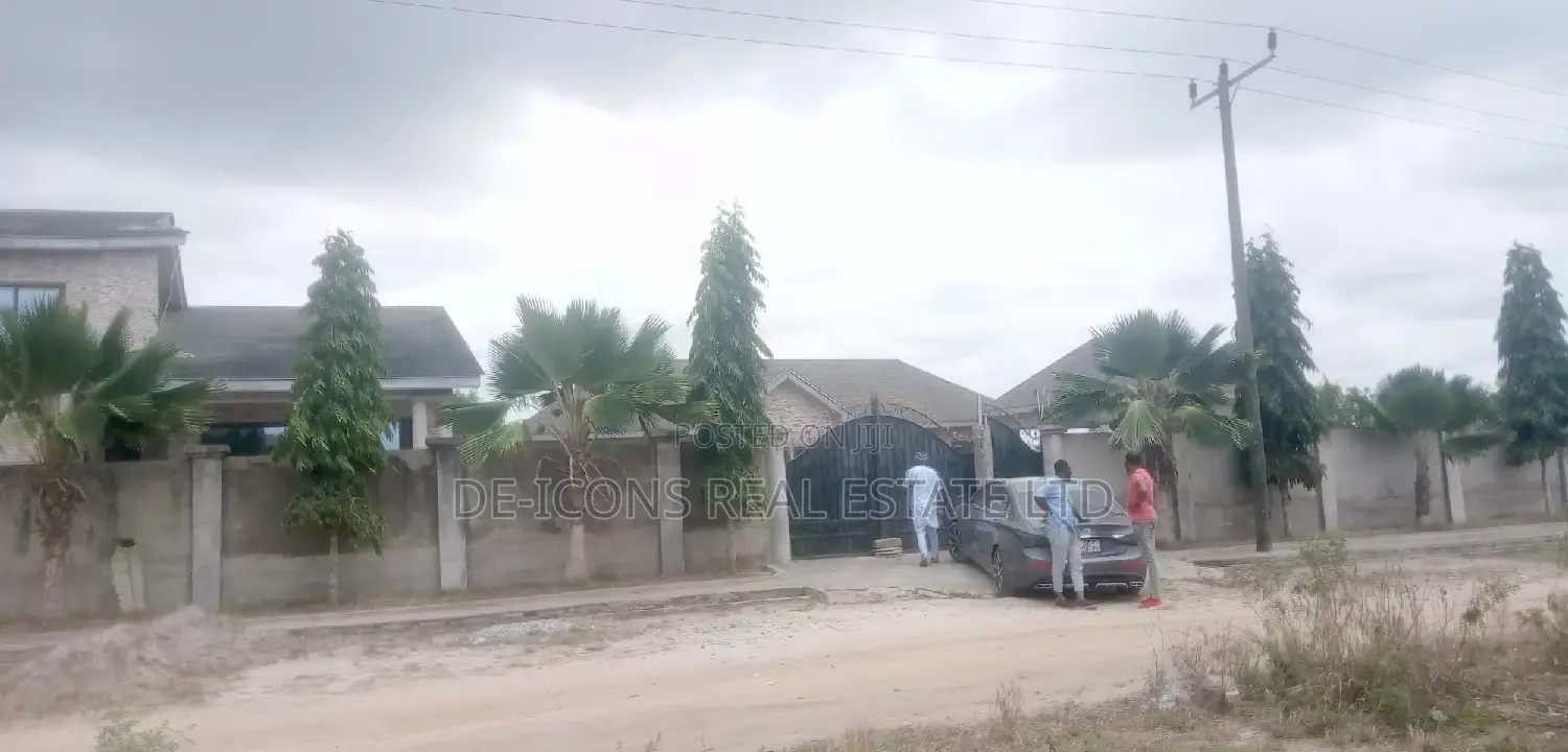 5bdrm Duplex in De-Icons Real Estate, Awutu Senya East Municipal